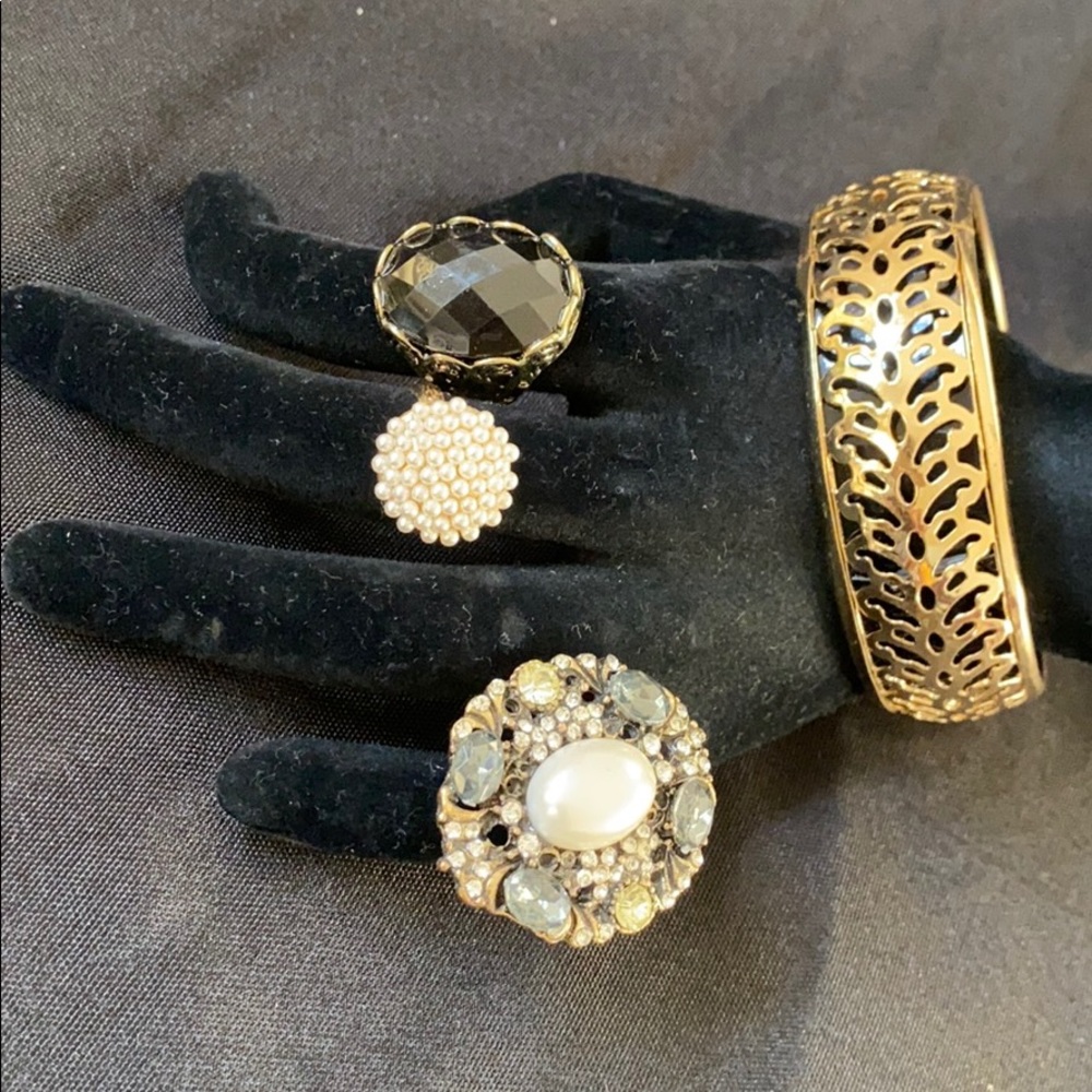 Costume jewelry 3 rings and gold tone bracelet